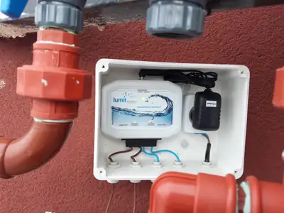 Instalación exterior con el módulo dentro de una caja estanca.