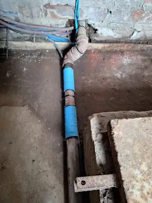 Bobinas sobre el caño de salida del tanque.