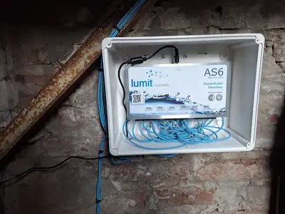 Lumit AS6 dentro de la caja estanca, con los cables de las bobinas.