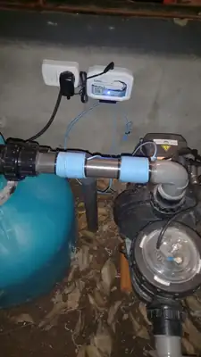 Piscina: el equipo junto a la bomba y el filtro, sobre el caño de recirculación.