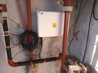 La misma instalación con la caja estanca cerrada, protegida de la lluvia.